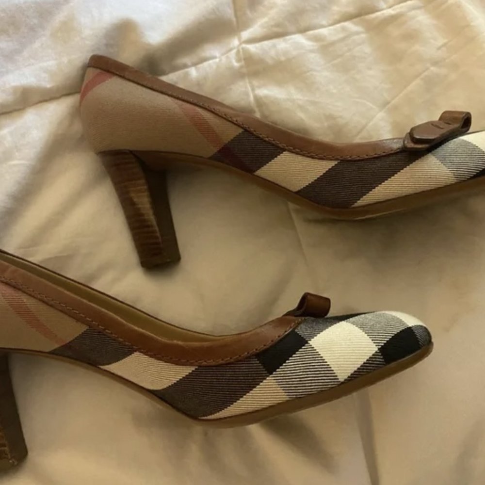 Round toe Burberry heels